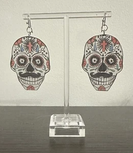 Calavera de azúcar dibujada a mano hecha a mano - Pendientes Dink retráctiles del día de los muertos - Imagen 1 de 1