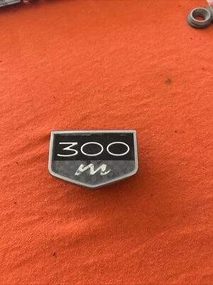 Chrysler 300M 1999-2004 emblema logotipo símbolo insignia guardabarros lateral cromado OEM Foto 1 de 2