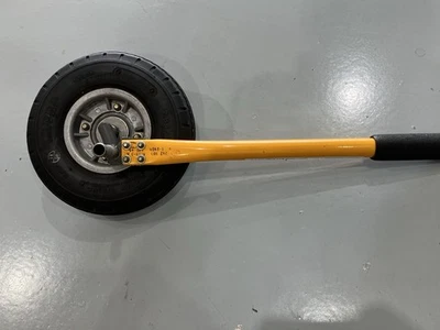 Rueda de helicóptero Robinson R22 manejo en tierra Foto 1 de 2