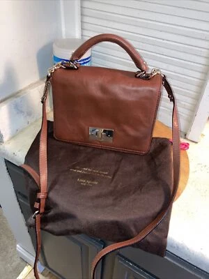 Bolso de cuero marrón Kate Spade Brighton Park Carlyle Hobo con solapa de bloqueo giratorio PXRU3864 Foto 1 de 4