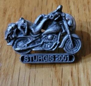 Sturgis SD 2001 Zinn Motorrad Pin mit nackter Dame liegend auf Fahrrad - Bild 1 von 3