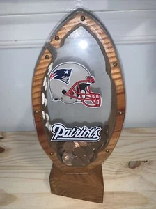 Plexiglas & Holz New England Patriots Football Coin Bank - Bild 1 von 2