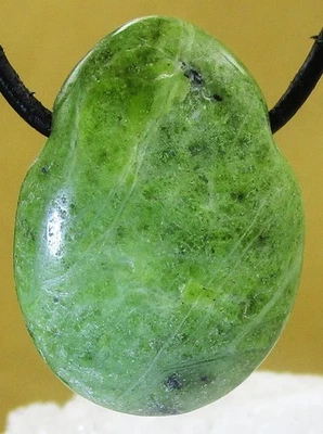 Nephrit   TROPFEN   Anhänger   TROMMELSTEIN     gebohrt     Nr.10 - Bild 1 von 2