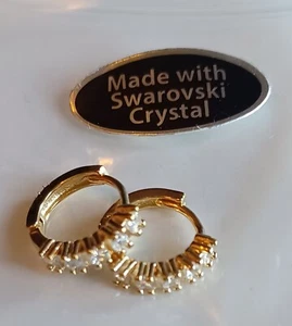 Orecchini a cerchio traforati tondi delicati tono oro realizzati con cristalli Swarovski nuovi con etichetta - Foto 1 di 3
