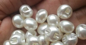 10 x 11,5 MM ELFENBEIN CREME PERLE NÄHEN AUF KNÖPFE PERLEN VERZIERUNGEN - Bild 1 von 1