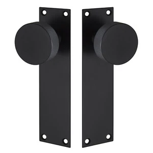 Perillas moleteadas estilo Manhattan negras mate en placa al ras - Imagen 1 de 6