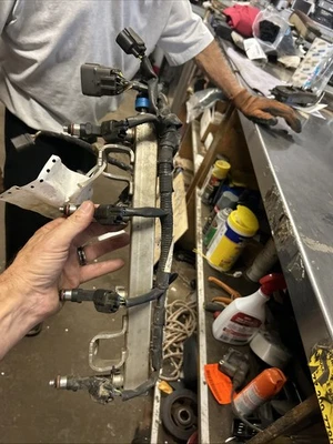 2008–10 Mazda 5/Mazda 3. Топливная рейка 2.0 с форсунками - Изображение 1 из 4