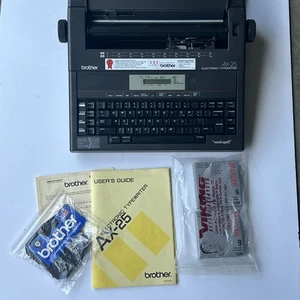 Brother AX-25 Macchina da Scrivere Elettronica Portatile "Word-Spell" Manuale E Extra - Foto 1 di 4