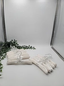 12 Vintage weiß gepolstert Satin Dessous Boudoir Kinder Kleiderbügel mit Schleifen klein 10" - Bild 1 von 4