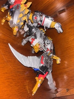 Transformers Generations Selects Combiner Volcanicus 5 Dinobot In Offerta !! - Immagine 1 di 4