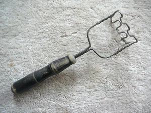 ANTIQUE BLACK TURNED WOOD HANDLE AND TWISTED WIRE POTATO MASHER PRIMITIVE FARM - Picture 1 of 3