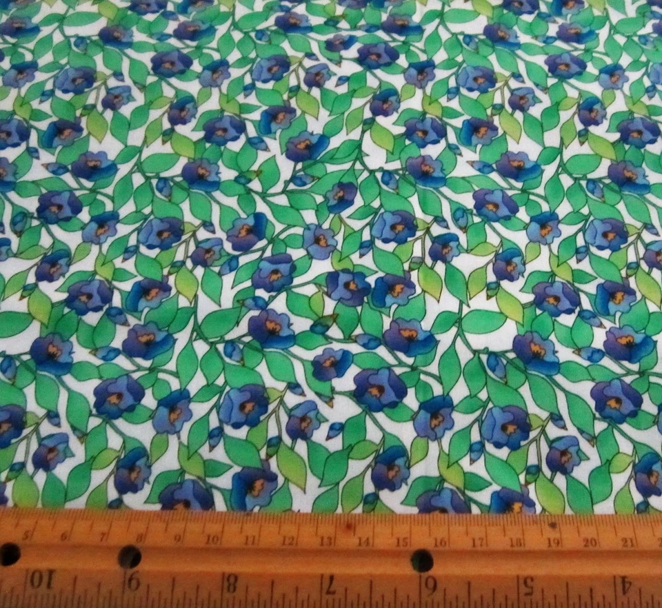 1 yarda de FLORES MORADAS y AZULES con HOJAS VERDES sobre Tela BLANCA 100% Algodón  Foto 1 de 1