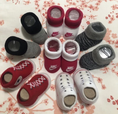 AIR NIKE & C0NVERSE 6 双婴儿短靴。 0-6 个月。 男女皆宜的 — 第 1/4 张图片