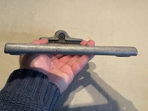 Oldtimer Auto zwei 2 Gallonen Benzinkanister Blech Laufbrett Halter Halterung Veteran VSCC - Bild 1 von 7