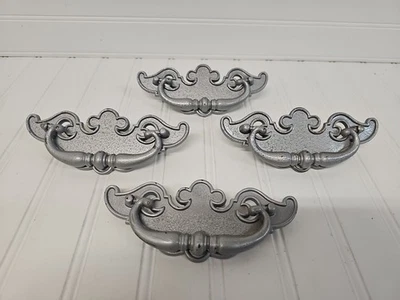 Juego de 4 tiradores de cajón de latón ornamentado de 3,75" de centro a centro Foto 1 de 3