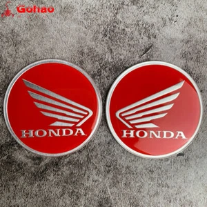 6 cm Par Rojo Guardabarros Tanque Insignia Emblemas L/R para CB CBR CBF CL CM PCX NT - Imagen 1 de 4