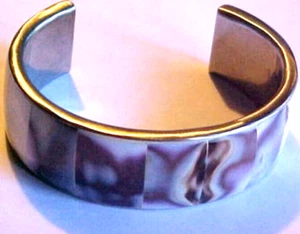 Vintage Cuff Bracelet Silver Tone Cowry Inlaid Shell Purple Brown Shades and Tan - Bild 1 von 4