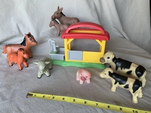 Vintage Rubber Farm Animals 2006 Stable & Eight Farm Animals - Picture 1 of 6