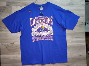 Neu mit Etikett Gildan blau Grafik 2008 National Champions KU Baumwolle T-Shirt Erwachsene Größe XL - Bild 1 von 5