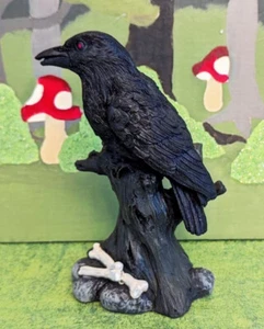 Cuervo negro en rama de árbol con huesos 6,5" decoración de Halloween o resina de jardín - Imagen 1 de 6
