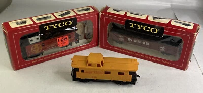 Vtg Tyco Lot of 3 HO Scale Train Cars - Santa Fe 999203/Union Pacific 654/Mon On - Image 1 of 4