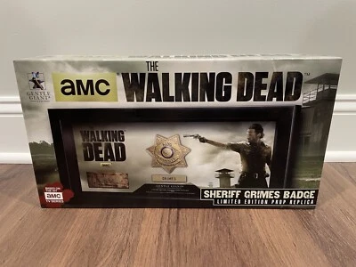 Suave Gigante Walking Dead Sheriff Rick Grimes Insignia Utilería y Réplica Autógrafo Foto 1 de 4