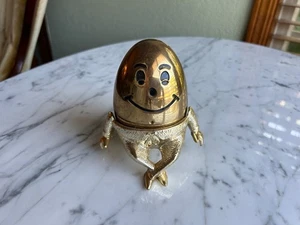 Vintage Humpty Dumpty Ei Smiley Gesicht goldfarben sitzend Metallbank 4,5" - Bild 1 von 3