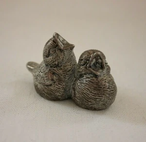 2 Vögel Zinn patiniert 231g massiv Tier Figur Statue Skulptur alt vintage - Bild 1 von 6