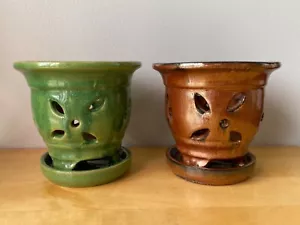 LOTE DE DOS MACETAS DE ORQUÍDEAS DE CERÁMICA ESMALTADA CON AGUJEROS RECORTADOS Y PLATILLO ADJUNTO - Imagen 1 de 5