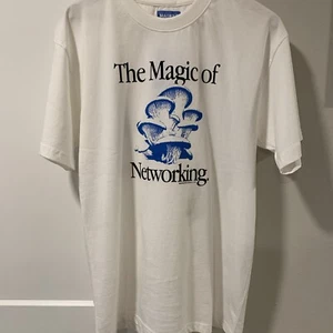 Urban Outfitters UO x Market Magic Networking Mushrooms Apple Graphic T Shirt M - Picture 1 of 7