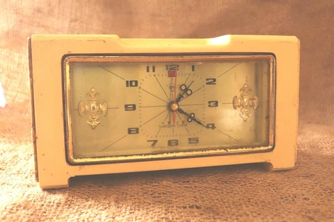 VINTAGE RARE ALARM CLOCK DIAMOND SHANGHAI CHINA, WIND-UP ALARM CLOCK BEIGE COLOR Cover