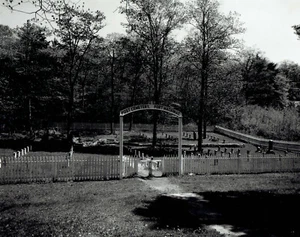 1983 Vintage Photo view of the dead soldiers cemetery at Fort Mackinac Michigan - Picture 1 of 2
