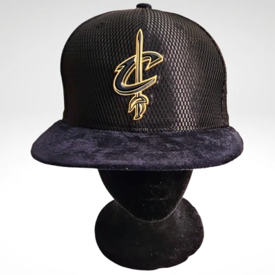 Cleveland Cavaliers New Era 59FIFTY Sombrero Ajustado 7 1/8 Negro Gamuza Dorado Bajo Billete Foto 1 de 4