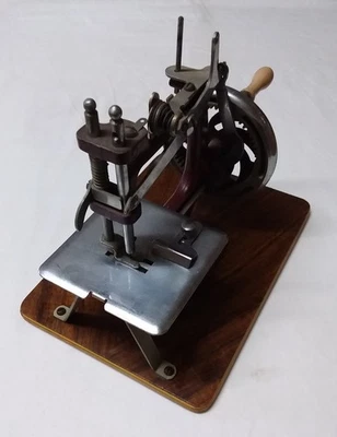 Lovely Manual / Hand Crank / Small Sewing Machine - Solid - Working - Vintage - Image 1 of 4