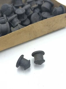 2x Simson Stopfen Kettenkasten DDR NEU Lagerware NOS Kettenkastenstopfen Stöpsel - Bild 1 von 4