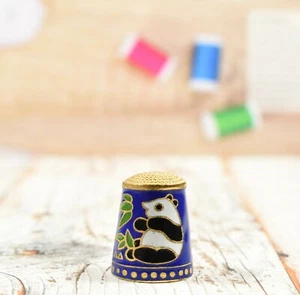 Schöne Vintage Cloisonne schwarz-weiß Panda Fingerhut ~ dunkelblau Hintergrund - Bild 1 von 2