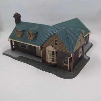 Life-Like Contemporary Ranch House #1383 Building Kit Model Railroad HO Scale - Image 1 of 4