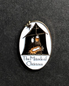 The Miracle Of Christmas Manger Scene Travel Lapel Hat Pin - Bild 1 von 3