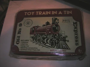 MINI SPIELZEUG EISENBAHN SET IN BLECH NEU in BLECHDOSE 5"X4" benötigt Batterie. - Bild 1 von 4