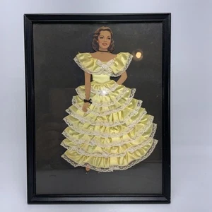 Arte de cinta de muñeca de papel enmarcado vintage de los años 40 con detalles de encaje y satén - Imagen 1 de 5