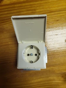 Busch Jäger Steckdose mit Klappdeckel Future  Cremeweiss - Bild 1 von 3