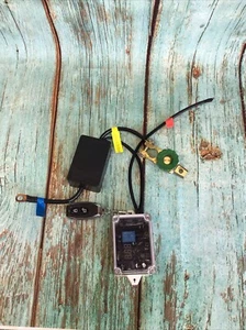 Universal 12V Car Battery Cut Off Master Kill Switch Voltmeter Prevent AMP Drain - Picture 1 of 3