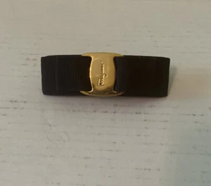 Neu ohne Etikett Ferragamo marineblau Vara Schleife Haarspange goldene Beschläge 225 $ - Bild 1 von 3