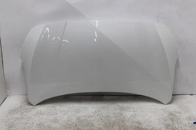 Capó Nissan Leaf 2025 blanco perla luz arañazos Foto 1 de 4