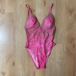 NWT - UNGARO SUN PINK GOLD PAISLEY ONE PIECE SWIMSUIT - SIZE M - Picture 1 of 7