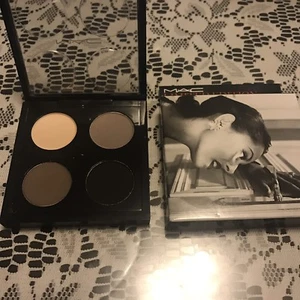 NUEVA EN CAJA, MAC Helmut Newton Sombra de Ojos Cuádruple "POINT 'N SHOOT", Descontinuada, Rara, Difícil de encontrar - Imagen 1 de 3
