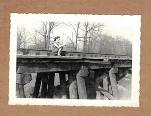 Foto vintage de una mujer sentada en un caballete de tren de madera - Imagen 1 de 1