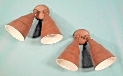 PAR DE LUCES DE PARED INDUSTRIALES DE DOBLE CONO DE HOJALATA MEDIADOS DE SIGLO Foto 1 de 4