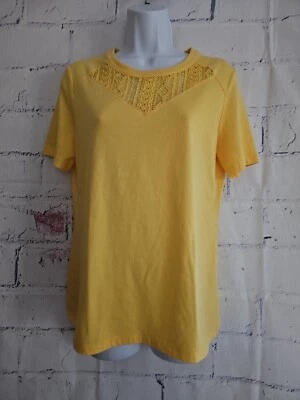 Camiseta Coral Bay Amarilla Pequeña Cuello Redondo con Inserción Semi Transparente de Encaje Manga Corta Foto 1 de 4