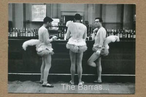 NUEVA YORK, (Friends at Bar) 1956. Foto de Elliott Erwitt FOTOFOLIO POSTAL - Imagen 1 de 2